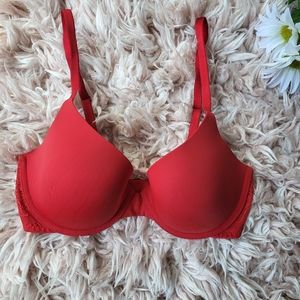 Victoria's Secret Bra, size 32D/D70 Red color